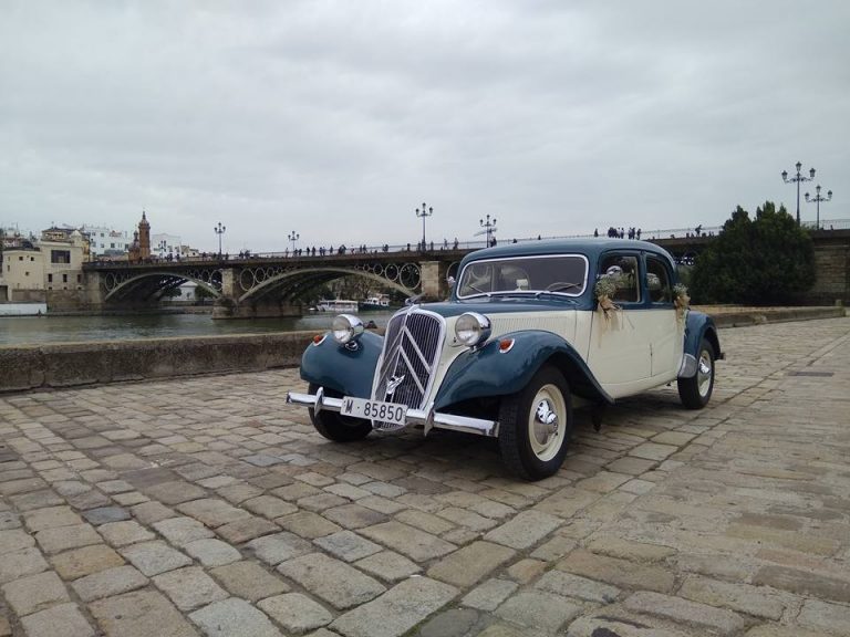 Coche azul en Sevilla puente de Triana-coche de boda celeste-barato-económico-Sevilla-Cádiz-Huelva