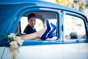 Fotografía original zapatos de novia azules en coche de boda-barato-económico-Sevilla-Cádiz-Huelva
