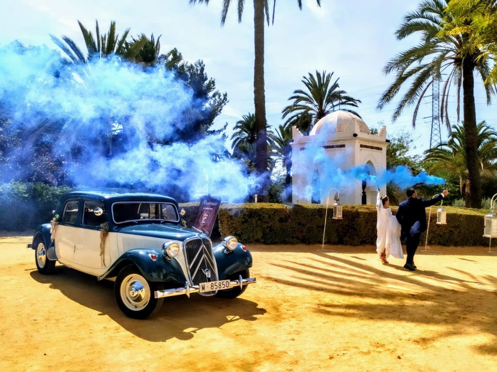 Entrada novios recepción boda con bengala de humo-barato-económico-Sevilla-Cádiz-Huelva