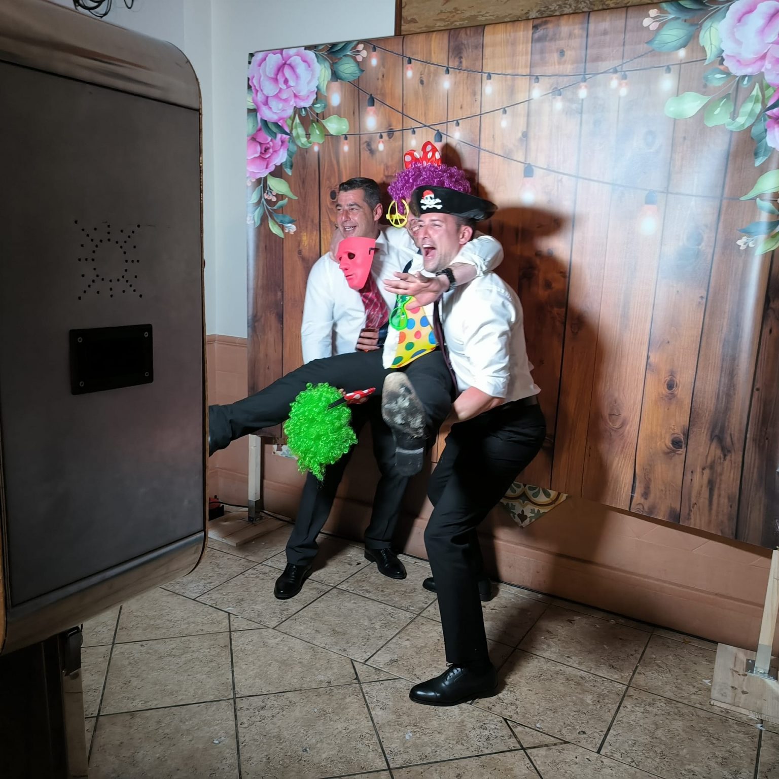 Fotomatón divertido para boda con atrezos divertidos en Sevilla Cádiz Huelva